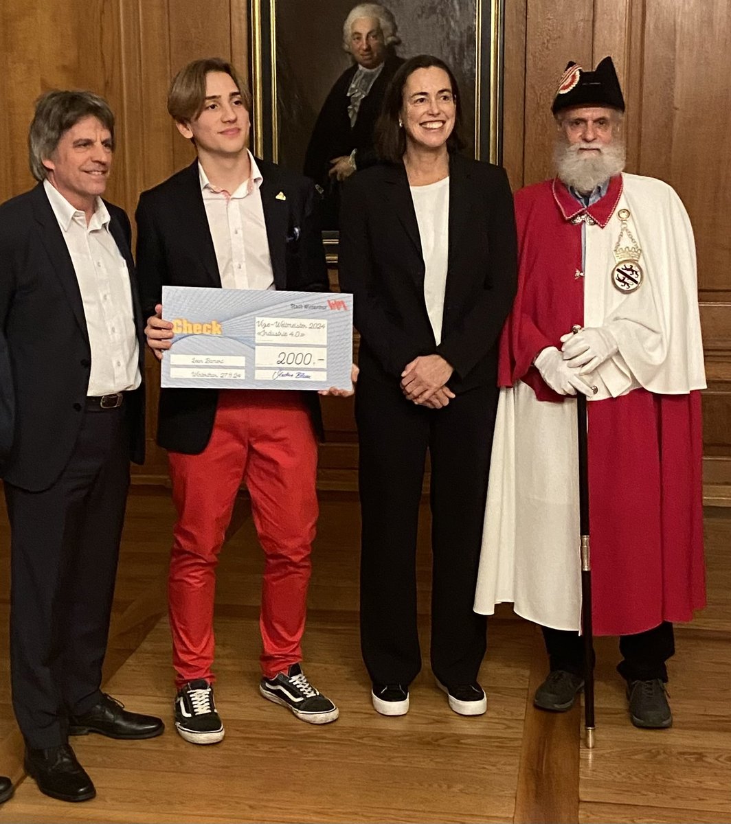 Heute durfte ich im Namen der Stadt Winterthur Leon Bamert, Absolvent der Mechatronik Schule Winterthur - MSW und Vize-Weltmeister der World Skills 2024 der Kategorie „Industrie 4.0“ empfangen. Herzliche Gratulation zu diesem herausragenden Erfolg 👏👏👏