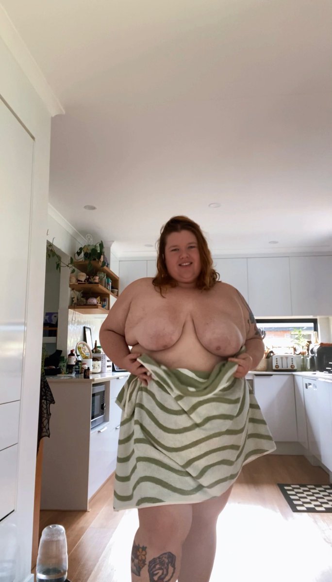 Towel or no towel ? 

Onlyfans.com/Ms_Embers 👀💦