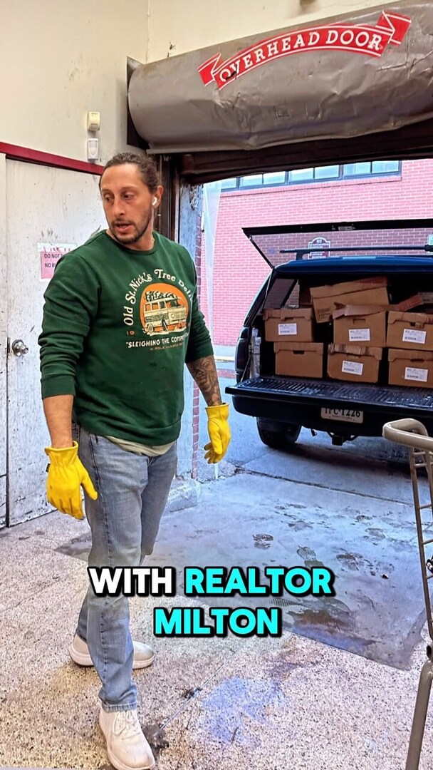 If you have the means, give back this Thanksgiving!#celebritydelly #thanksgiving #hypefoodies #yelpnova #jewishfood #jewishfoodie #fyp instagr.am/p/DC456gfS6S3/