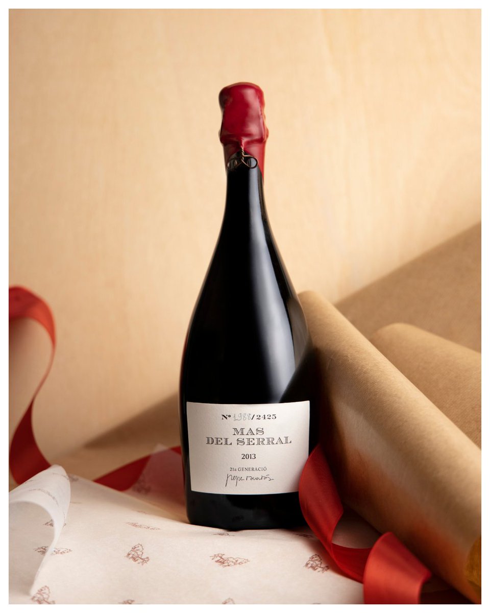 VINPepeRaventos's tweet image. Ten years of aging on its lees make #MasdelSerral2013 an exceptional wine. A pure reflection of the #terroir and a product of #biodynamics, it’s the perfect gift for those who appreciate uniqueness and a deep connection to the land.