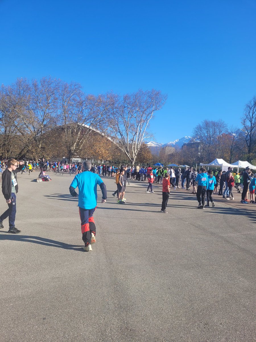 patrice_gros's tweet photo. #Direct en #Isère - Près de 4000 collégiens et lycéens réunis au parc Mistral à #Grenoble pour le cross départemental #UNSS. Grâce à l'engagement des enseignants d'#EPS et aux partenaires, les jeunes coureurs 🏃‍♀️ 🏃‍♀️ 🏃‍♀️ ont pu profiter d'une organisation parfaite.
Félicitations ! https://t.co/Do4rdmX1ju