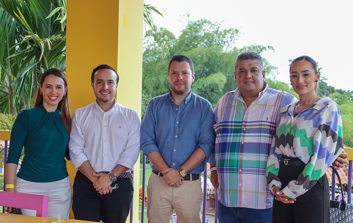 La directora ejecutiva de ANATO, <a href="/jmarevaloa/">Jessica Arévalo Alzate</a> en compañía de <a href="/josecimadevill/">jose cimadevilla</a>, director del <a href="/QuindioBureau/">Quindío Bureau</a>; <a href="/DiegoVasquezH/">Diego Vasquez</a>, presidente de la Junta Directiva Nacional de ANATO; Carlos Arredondo, representante de <a href="/AlcaldiaArmenia/">Alcaldía de Armenia</a> y Juana Camila Gómez, secretaria de Turismo de