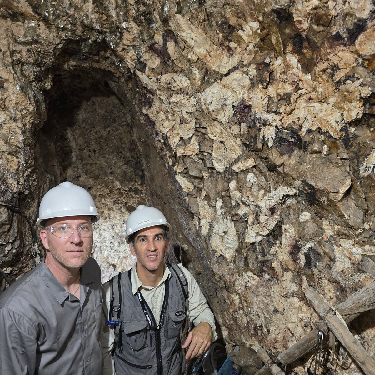 Biggze01's tweet image. Here on site in #Brazil with the @Lightning_L1M team checking out our fantastic #spodumene discovery grading up to 4.04% #lithium. 
Check our ASX announcement of 18th November. Great site visits with the crew here. Planning #drilling now for Q125. Stay tuned 🇧🇷⚡️🔋🇦🇺