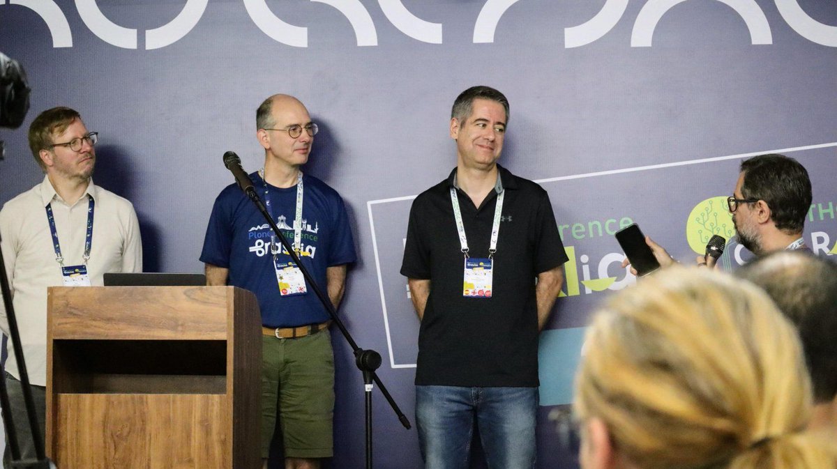 's tweet image. Day 1 Lightning Talks are here! Plonistas and Pythonistas are taking the stage. The crowd has grown restless. The tomatoes are ready to launch. Bring out the vaudeville hook! #ploneconf2024 #pythoncerrado2024 #lightningtalks #morecowbell