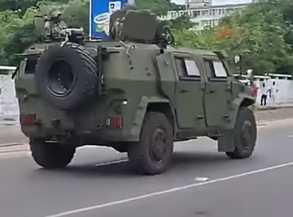 HammerOfWar5's tweet photo. Pictures showing chinese made Dongfeng Mengshi CSK-181 armored personnel carriers of the Mozambican 🇲🇿 military in the streets of Maputo during the post-electoral protests.
November 27th 2024. https://t.co/QoXkgplozs