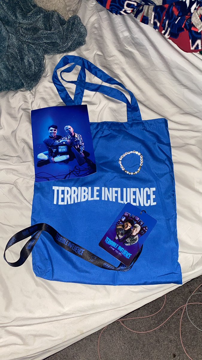 byefitf's tweet image. GIVEAWAY! i have 3 extra vip packs from tit so i wanna give them away to ppl who couldnt get vip! you will receive:
-tote bag
-postcard
-VIP bracelet
-lanyard 

NO photocards as i will be doing a separate giveaway of just them! 

retweet to enter, closing December 10th :)