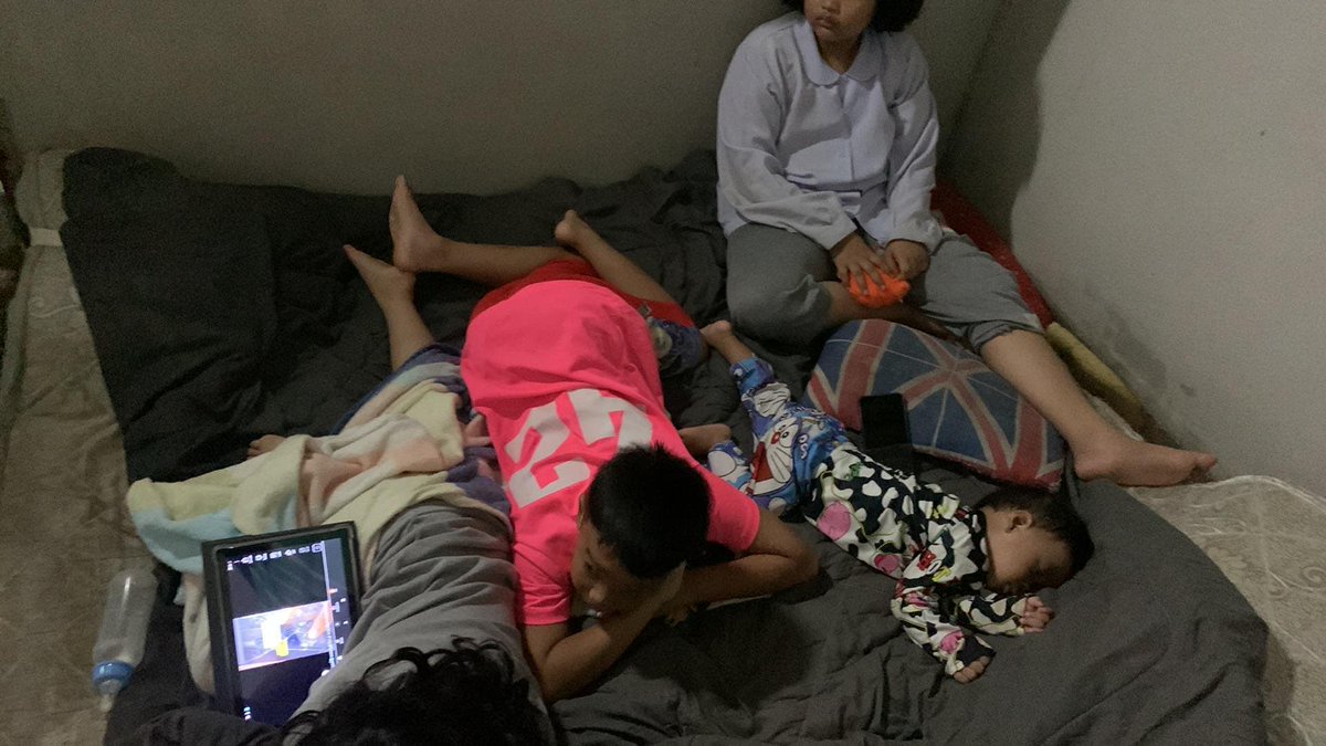 Daneennnnnnnn's tweet image. สะเตงนอก ม.3 ซอยลักษมาน ต้องการความช่วยเหลือพาเด็ก 6 คน อายุน้อยสุดคือ 10 เดือน ออกจากบ้านโดยด่วน เนื่องจากน้ำขึ้นสูง ที่บ้านไม่มีที่สูงเพียงพอที่จะอยู่แล้วค่ะ ติดต่อทุกหน่วยงานแล้ว บอกแค่ว่ารอตอนเช้า แต่สถานการณ์ตอนนี้แทบจะรอไม่ได้แล้วค่ะ #น้ําท่วมภาคใต้