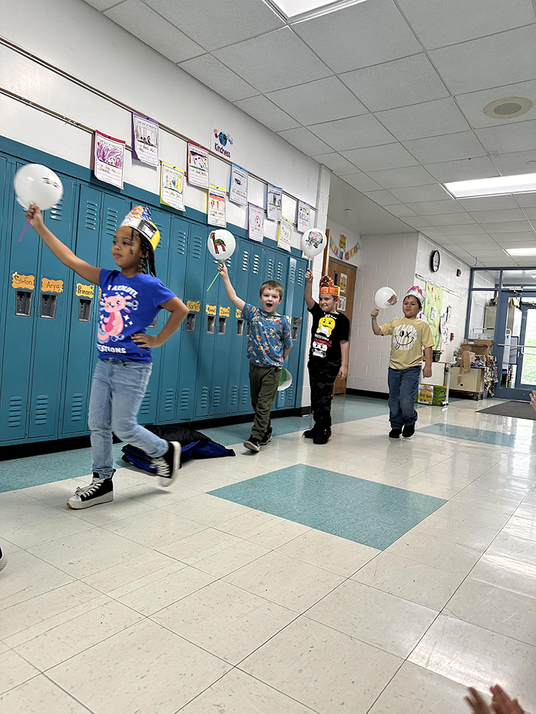 Gateway_SD's tweet photo. At Dr. Cleveland Steward Jr Elementary, Mrs. Wojnarowski's 1st grade class learned all about the Macy’s Day Parade. They read Balloons Over Broadway, read a Scholastic magazine about the parade, created their own animal blimps, and had a parade for the other classes to watch! https://t.co/svEl267UBR