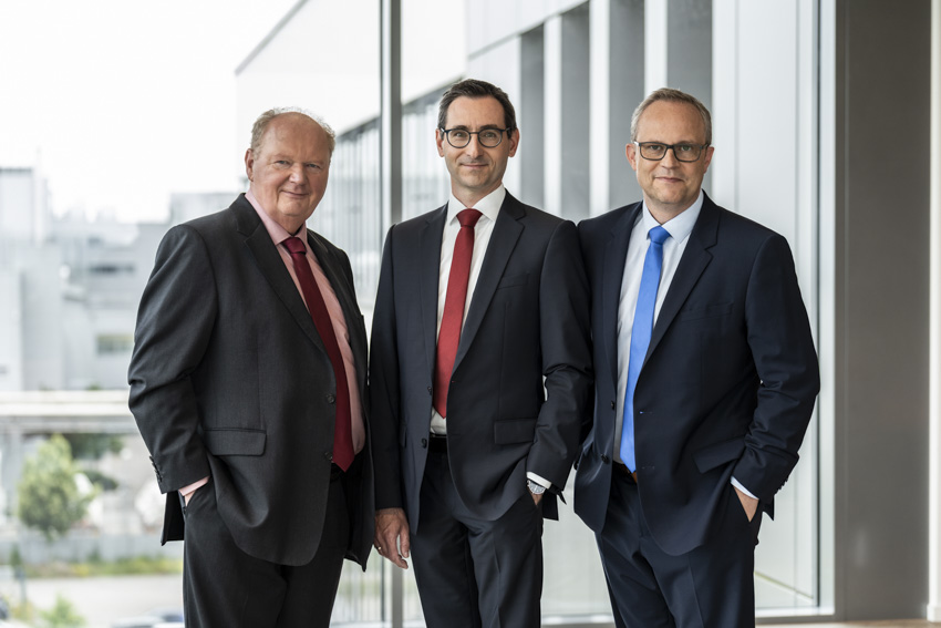 ++ EILT ++ EILT ++
Der Deutsche Zukunftspreis 2024 geht an Dr. Norwin von Malm, Stefan Grötsch und Dr. Ing. Hermann Oppermann von Team I mit ihrem Projekt „Digitales Licht – intelligente LED-Technologie für die Welt von morgen“.

deutscher-zukunftspreis.de/de/team-1-2024