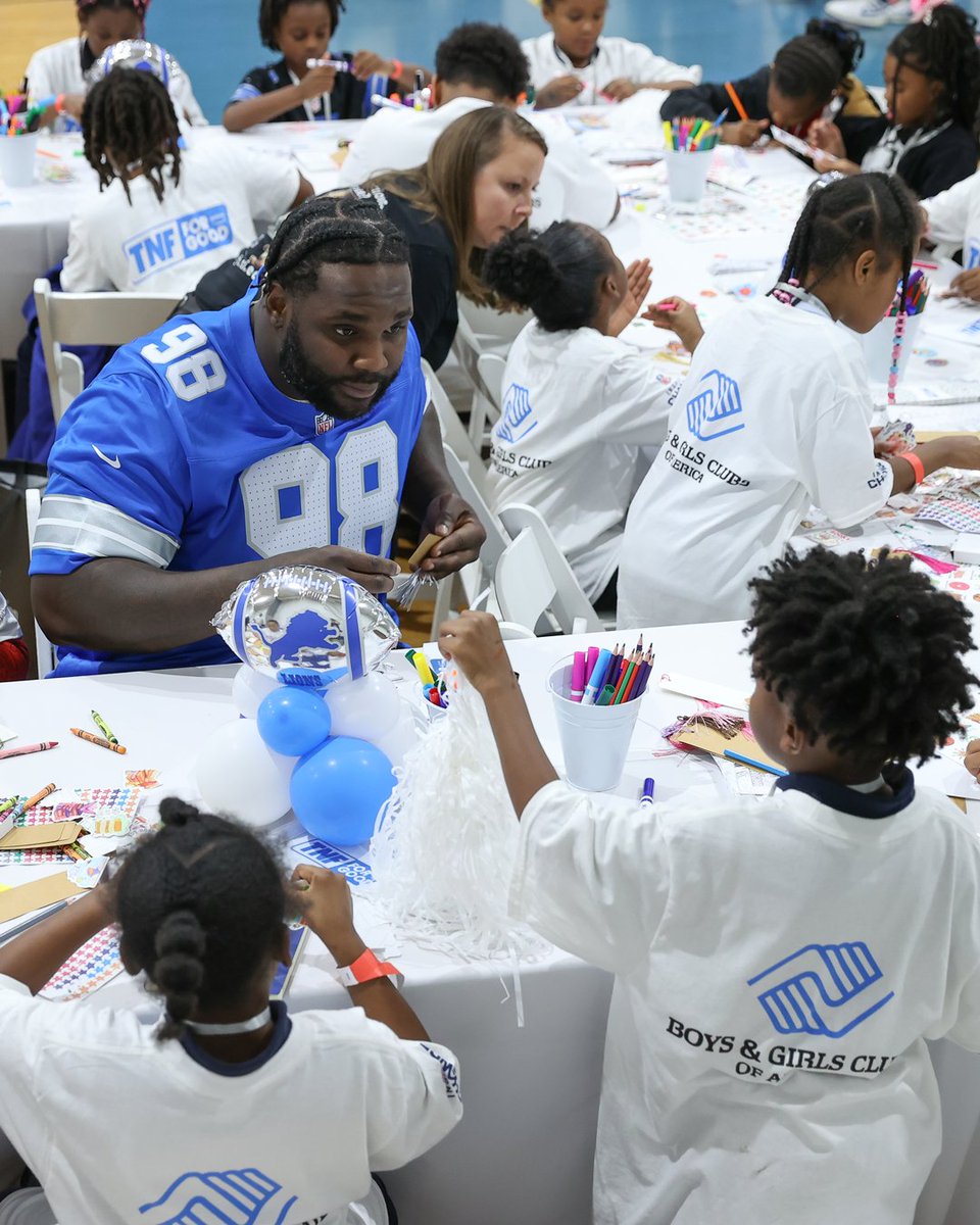 NFLonPrime's tweet photo. #TNFForGood returns this season in partnership with @smithsonian to donate 1 million books and literacy resources to youth in all 30 @NFL markets this season.

The @Chiefs, @Ravens and @Lions helped us kick off the program at #BGCA_Clubs in their areas! https://t.co/xjrYemYdyk