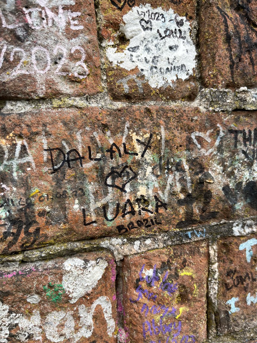 harrydistance's tweet photo. nós fãs brasileiras que realizamos o sonho de ir pra Holmes Chapel 😭 https://t.co/xyGAo845hE