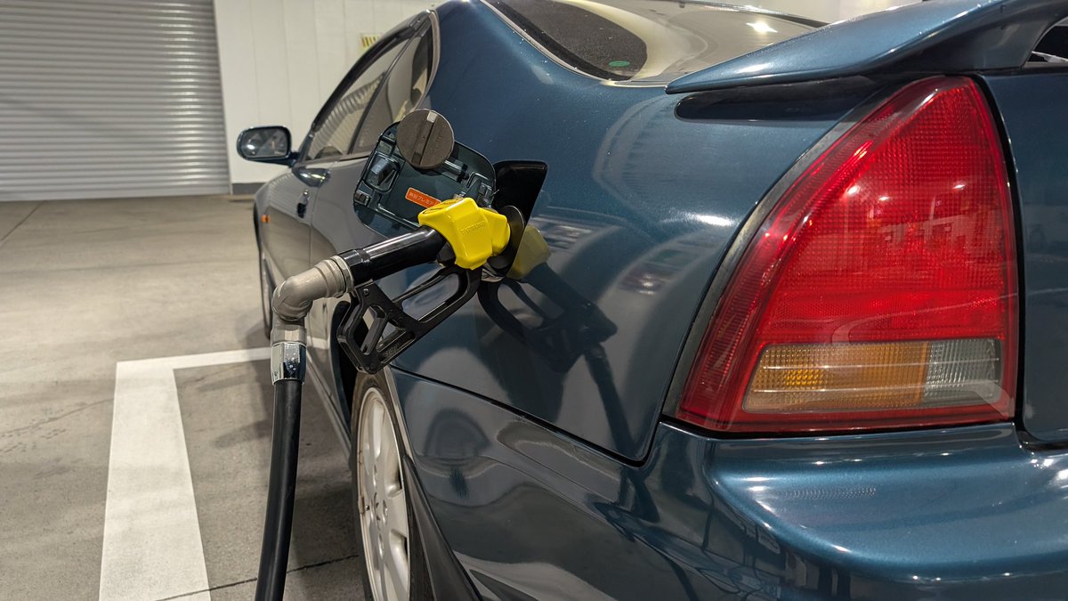 ひがし tweet media