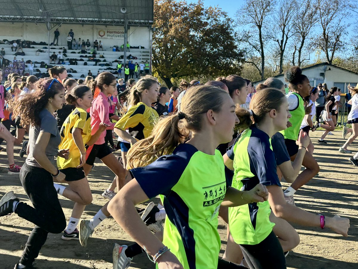 Ambiance &amp; endurance au Cross départemental <a href="/unss32/">Unss Gers</a> !
<a href="/farid_djemmal/">Farid Djemmal</a> a donné le départ des courses
*⃣1500 élèves des EPLE &amp; 45 enfants des IME/IMPRO
*⃣échauffement musical
*⃣6 courses de 2km à 3km
RDV le 11 décembre à Toulouse au cross académique pour les équipes qualifiées !