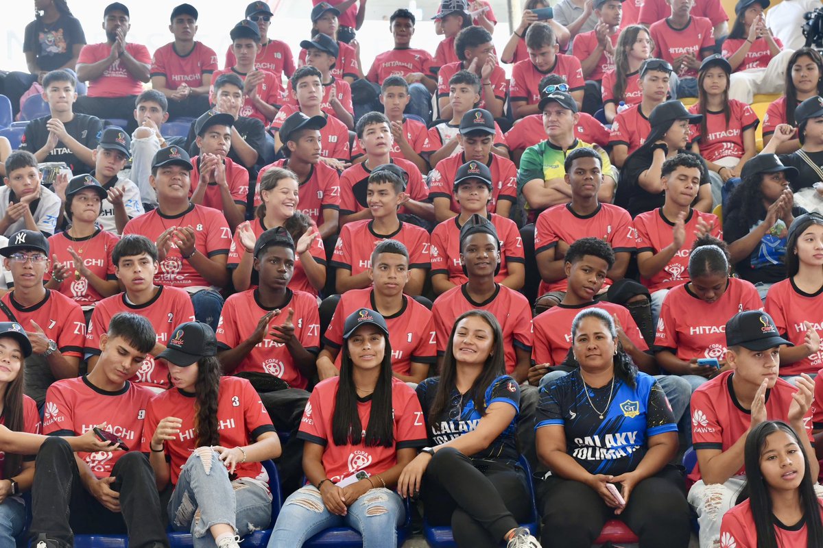 alejoeder's tweet photo. ¡Fútbol por la paz y el futuro! 

Cali fue el epicentro de la gran final de la Copa Claro por Colombia, con 264 niños y niñas de 24 departamentos. Una muestra de cómo el deporte une y transforma, dándole a nuestros jóvenes herramientas para soñar y construir un mejor mañana.

Además, gracias a "Escuelas Conectadas" de @ClaroTeAyuda, 11 instituciones educativas de Cali ahora cuentan con internet gratuito, abriendo puertas al conocimiento para miles de estudiantes.

Unidos, recuperamos Cali desde la niñez, con oportunidades, educación y esperanza. #UnidosRecuperamosCali #CaliEsDondeDebesEstar