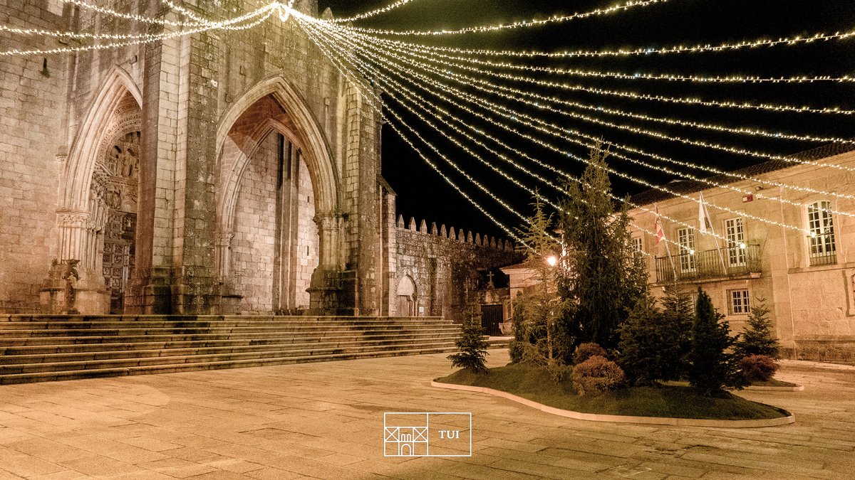 🎄 Este sábado acendemos o #Nadal.
🗓️ Sábado ás 18.30 h
📍 Praza da Inmaculada
- Acendido da iluminación da Nadal
- Apertura do Taller máxico de Papa Noel
📍Paseo da Corredoira
-  Apertura do Mercado de Nadal
+ info tui.gal/gl/novas/tui-a…