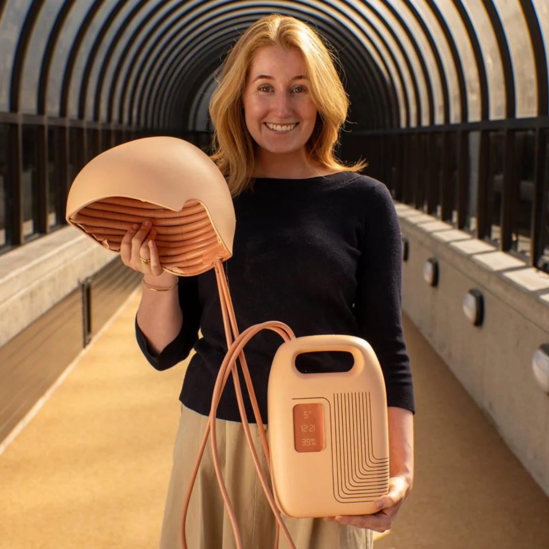 UAL's tweet photo. In our #Create4Good series, we spotlight projects improving the world. This week, we feature the Athena Helmet, a scalp-cooling device by Olivia Humphreys to ease chemo-related hair loss. Know an inspiring project? Share in the comments! 💖🗯️
📸 | @foundationdyson https://t.co/ycH1XDeHTf