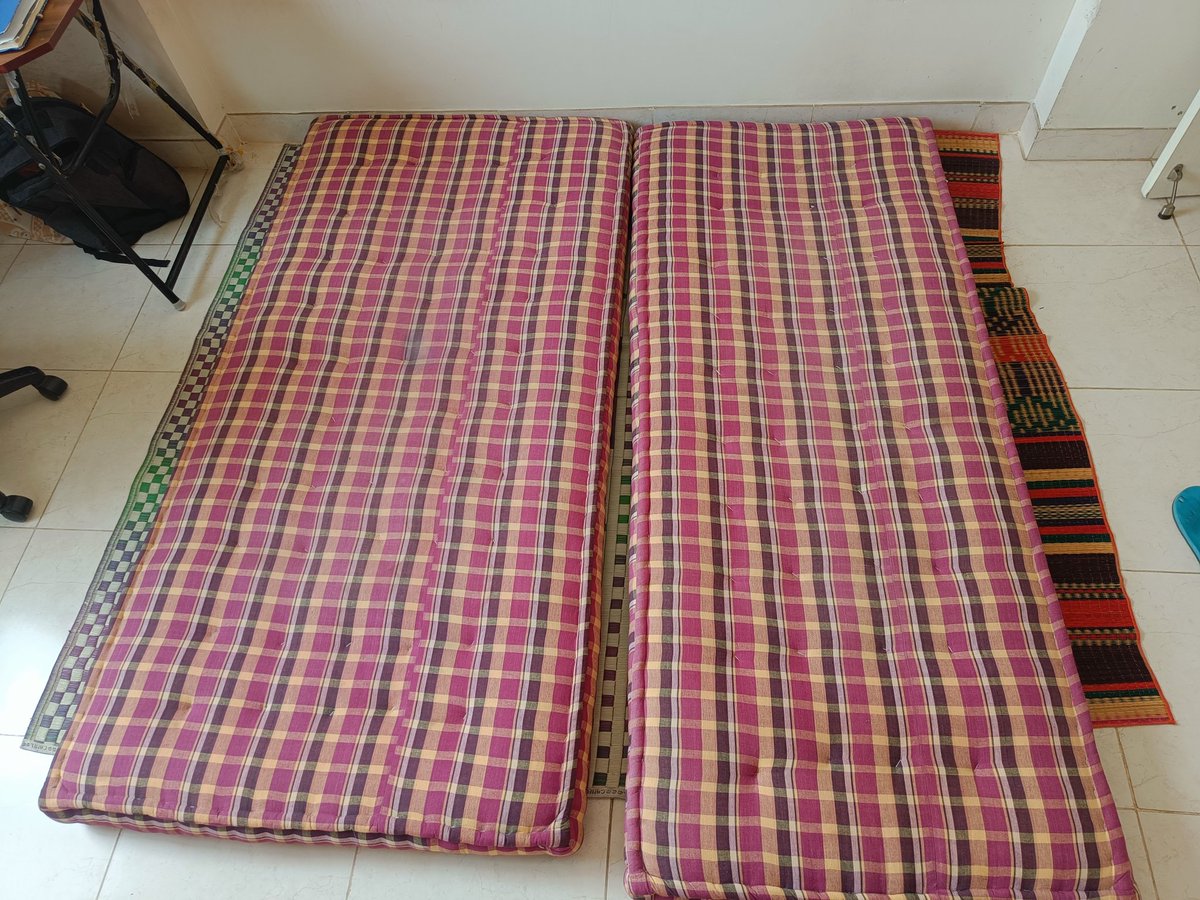 02_mishra's tweet photo. .@BangaloreRoomi Hello I have a mirror with a dressing table and 3 mattresses for sale. 

Mirror with dressing table - Rs 1200
Queen size cotton mattress (gadda) - Rs 1200  
2 single cotton mattress (gadda) - Rs 800 each 

Looking to sell immediately, so please DM. TIA 💚 https://t.co/KAnkacEXxW
