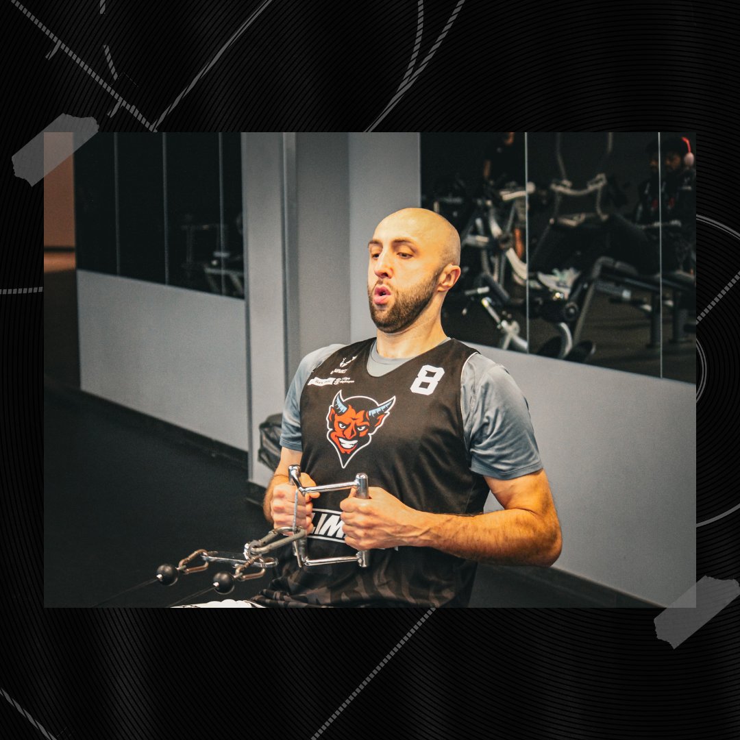 VinnigSports's tweet photo. Nasze stroje treningowe tworzone są z myślą o maksymalnej wygodzie, trwałości i stylu – bo wiemy, że każdy szczegół ma znaczenie! 👌

Zobaczcie, jak na treningach prezentują się zawodnicy @sksstarogard. 😎

📸 FB Kociewskie Diabły https://t.co/l8B7CE9JSk