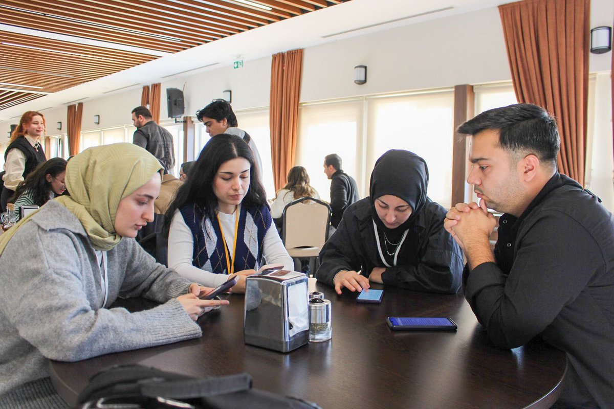 🎉 Geleceğin Yolu: Gençlerin Gözünden Gönüllülük Zirvesi’nin ikinci günü tamamlandı! 🌟