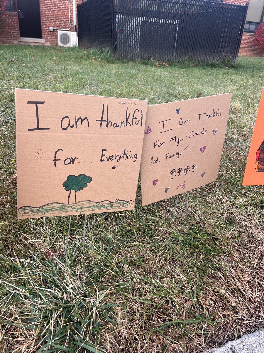 Kerry_Foote21's tweet photo. Our Thankful Signs line the front of our school path. Today, students and staff take a "thankful walk" to look at all we are thankful for!π€#theU #TeamUTMS https://t.co/zQpKDtj36W