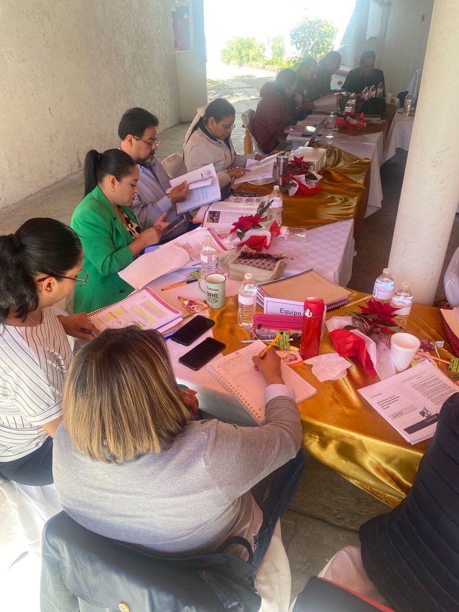SREBVB08's tweet photo. 🧡#CTR, en el Municipio de Santo Tomás, con la participación de Supervisores, Coordinadores de Área, Centro de Maestros y la #SREBVB, con el propósito de reflexionar los ejes articuladores  en  el marco del Programa de Estudio 2022.📝
@arturougaldea_ 
@SEB_Edomex
@SeducEdoMex https://t.co/iqoHe6sKtk