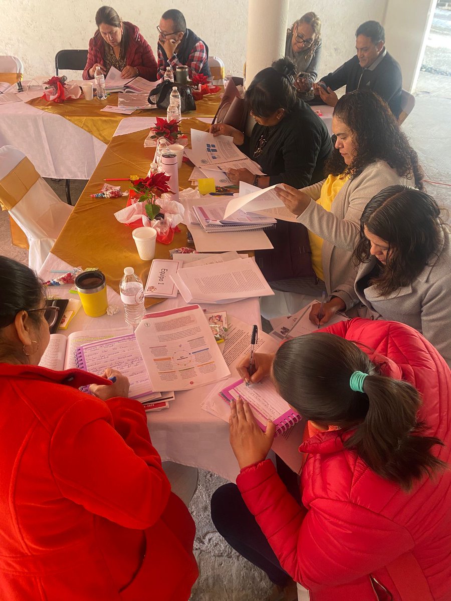 SREBVB08's tweet photo. 🧡#CTR, en el Municipio de Santo Tomás, con la participación de Supervisores, Coordinadores de Área, Centro de Maestros y la #SREBVB, con el propósito de reflexionar los ejes articuladores  en  el marco del Programa de Estudio 2022.📝
@arturougaldea_ 
@SEB_Edomex
@SeducEdoMex https://t.co/iqoHe6sKtk