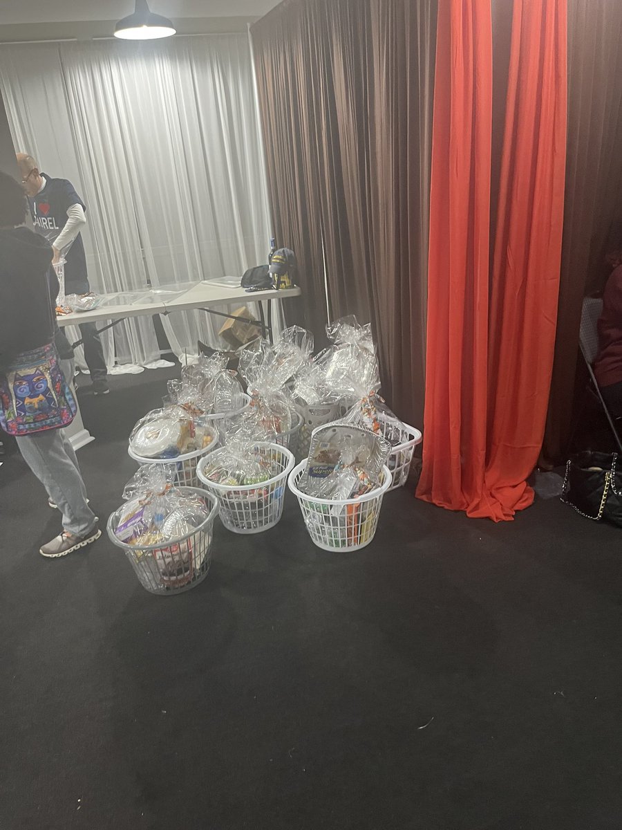 MrsWashington_'s tweet photo. We are #Thankful to our Community Partners @TomDernogaD1, Real Estate Consultant Mike Mondy and our vendor @HungryHarvest for helping us provide 150 families at @MontpelierES with fresh produce, turkeys, and side dishes Thanksgiving! #PGCPSCommunitySchools #Partnership https://t.co/AtLEtd2ud7
