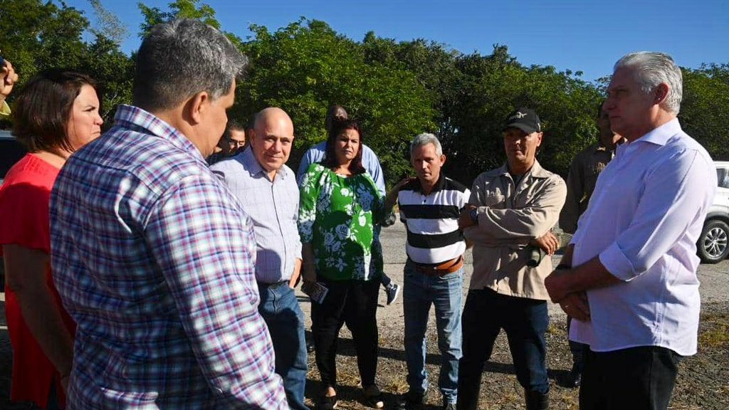 Iniciamos el recorrido en la finca La Esperanza, dialogamos con el productor Luis Alberto Pérez sobre el rendimiento de la caña y las iniciativas que aplica para sortear las dificultades con el combustible, los fertilizantes y los herbicidas, entre otros asuntos. #UnidosXCuba