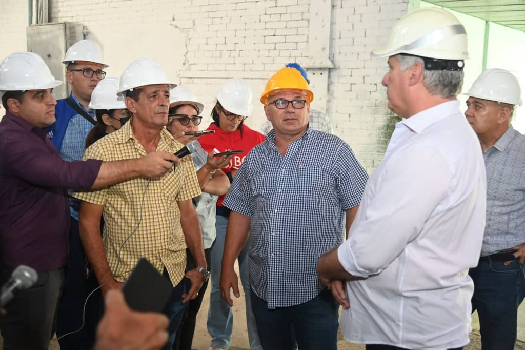 Cómo parte del recorrido por #Lajas visitamos el central Ciudad Caracas. Al dialogar con su director conocimos que el ingenio iniciará la zafra el 4 de diciembre. Aquí nos interesamos por conocer sobre el proceso de inversión que se realizó en la industria. #DePieYCombatiendo