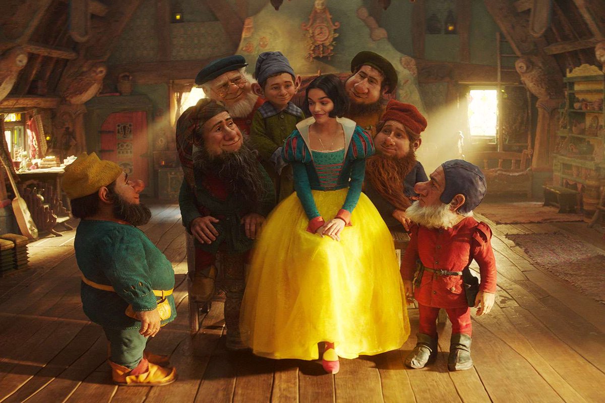 Musick_Man21's tweet photo. Why did Disney do unsettling cgi dwarves when forced perspective camera angles exist and look so much better? https://t.co/Lu7pJ7gGkR