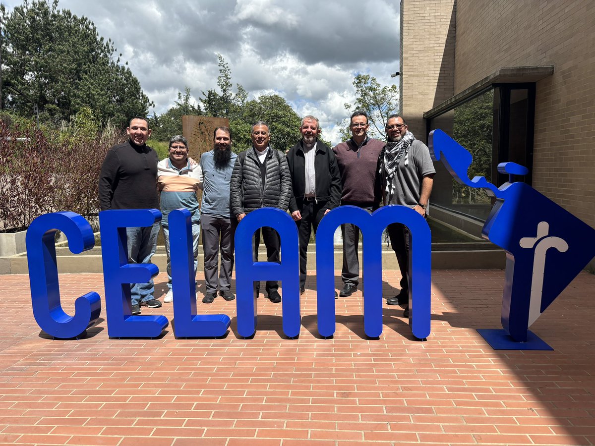 Curso de predicadores organizado por <a href="/Cebitepal_Celam/">Centro Teológico del Celam - CEBITEPAL</a> con participantes de 17 países (Bogotá, Colombia, 25 al 29 de noviembre). Gracias al <a href="/CelamWeb/">Consejo Episcopal Latinoamericano y Caribeño</a> y especialmente a <a href="/pachobermeo/">Francisco Bermeo</a> por la invitación a ser parte del equipo docente.