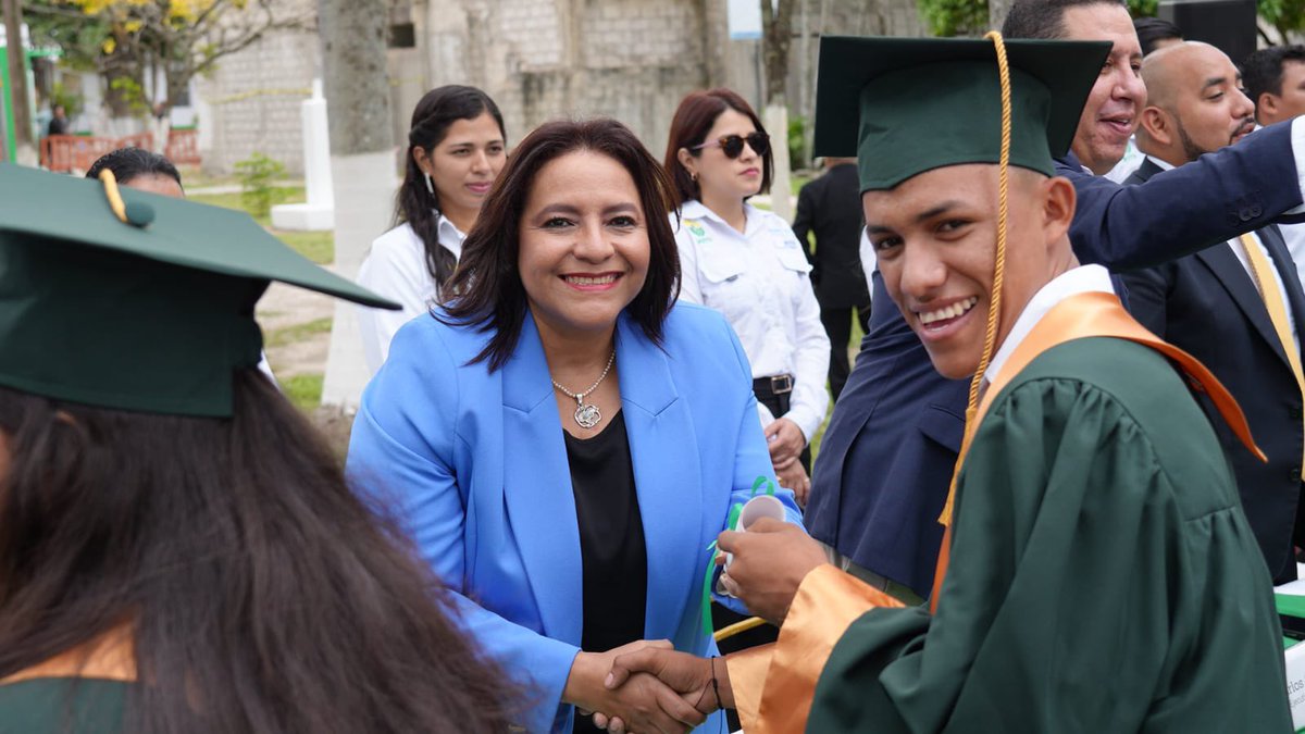saghonduras's tweet photo. 🔴 En un acto histórico en el sector agroalimentario, el #SCITA de la @Seduc_HN gradúa a más de 100 alumnos especializados en bachillerato técnico agrícola 👨🏻🌾. https://t.co/oYPyV0IOm1
