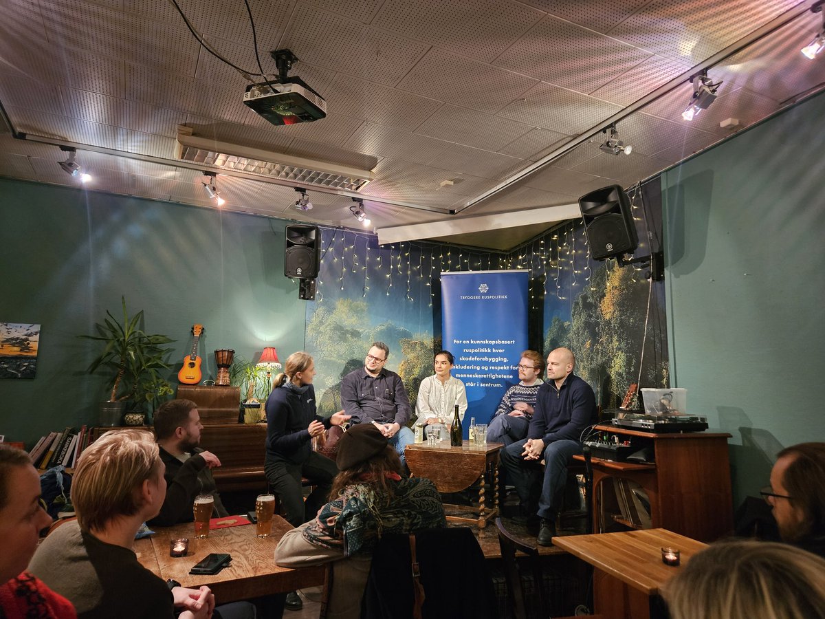 Panelsamtale om ny "rusreform" på Stammen Bar &amp; Café i Trondheim, med mellom anna @dagfinnhessenp og <a href="/jonasali/">Jonas Ali Ghanizadeh</a>. #NarkoTwitter