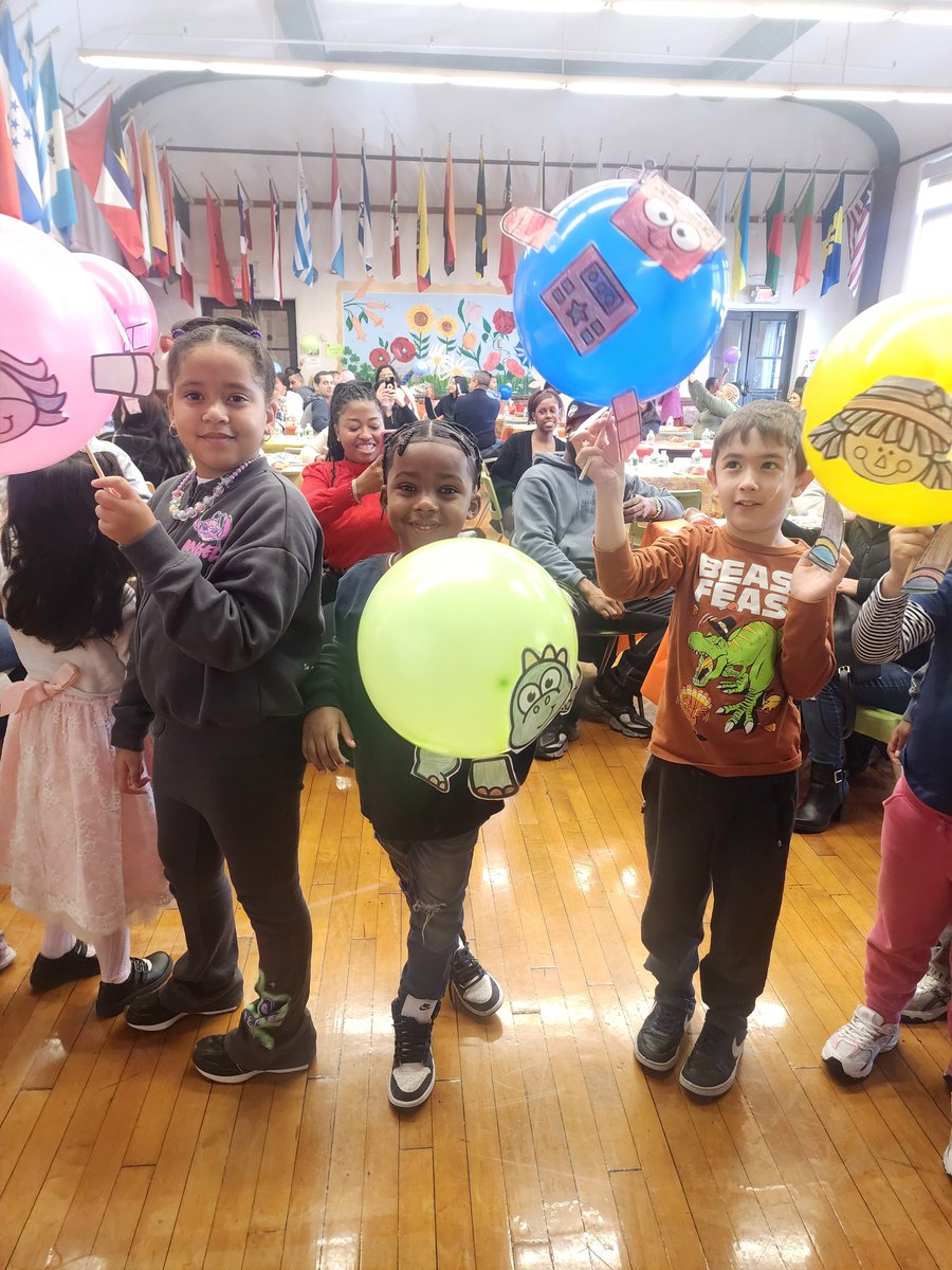 SiragusaStudent's tweet photo. Our 1st grade classes held a Macy's Thanksgiving parade and breakfast with their families. #yonkersmagic  @YonkersSchools @ErikWrightYPS https://t.co/W2PXpH8pEy