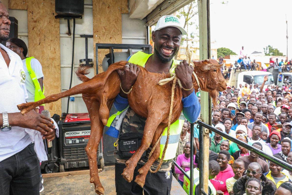 miso_allan's tweet photo. Wadau, @SafaricomPLC is now bringing #SambazaFurahaNaSafaricom closer, this week tuko Greater Western region, bringing pure happiness. Nimekuwa empowered kukeep safe na conmen.Raundii siwezi ibiwa pesa nikipigiwa na con nareport direct to safaricom via 333 ndo wachukue action. https://t.co/oiEO5HVfbB