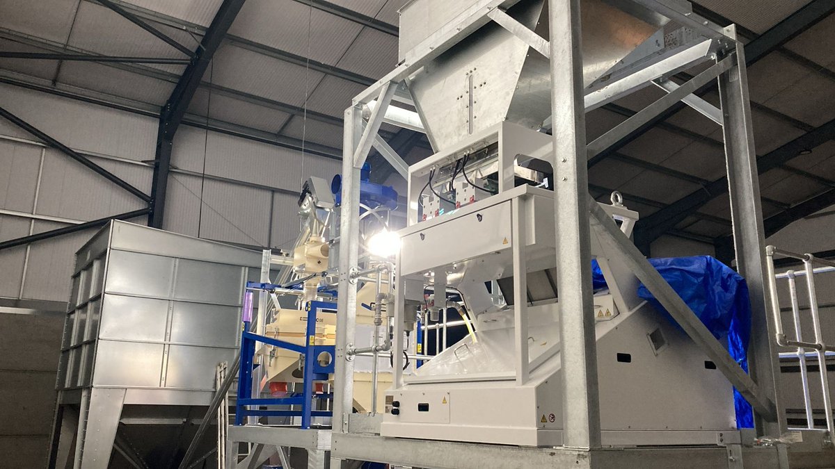 McArthur_Agri's tweet image. A compact colour sorting plant nearing completion in Lincolnshire. The system is filled via the square hopper bottom silo, grain is then cleaned through the JK Machinery vibrating sieve cleaner and then sorted by the SATAKE. #graincleaning #grainsorting #coloursorting