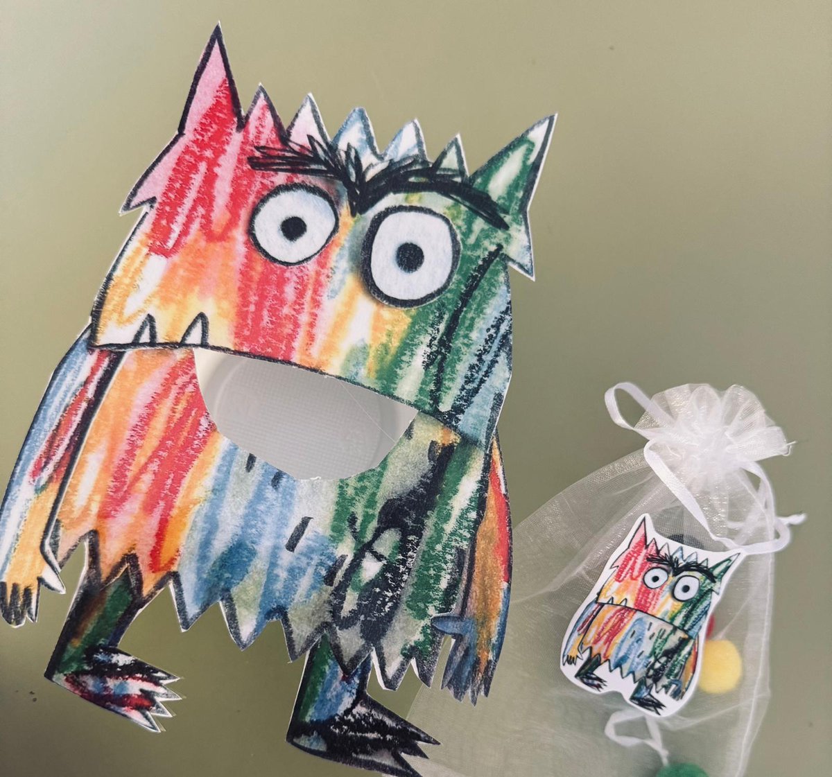 Os dejo por aqui otra idea para trabajar las emociones en clase!!!
Nosotros hemos realizado este monstruo de las emociones para que el niño asocie un color con cada emoción. 
💛🩵❤️💚💜
#educauja