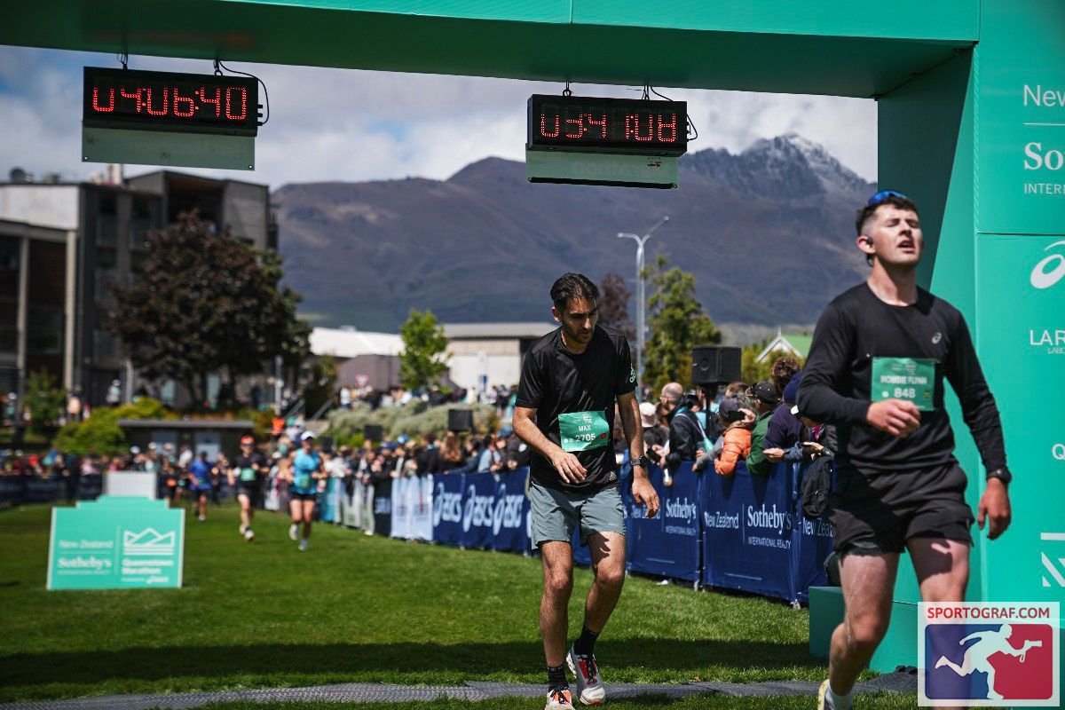 21km in, all smiles.. 42km in, call it all off 🤢 😂 #queenstownmarathon