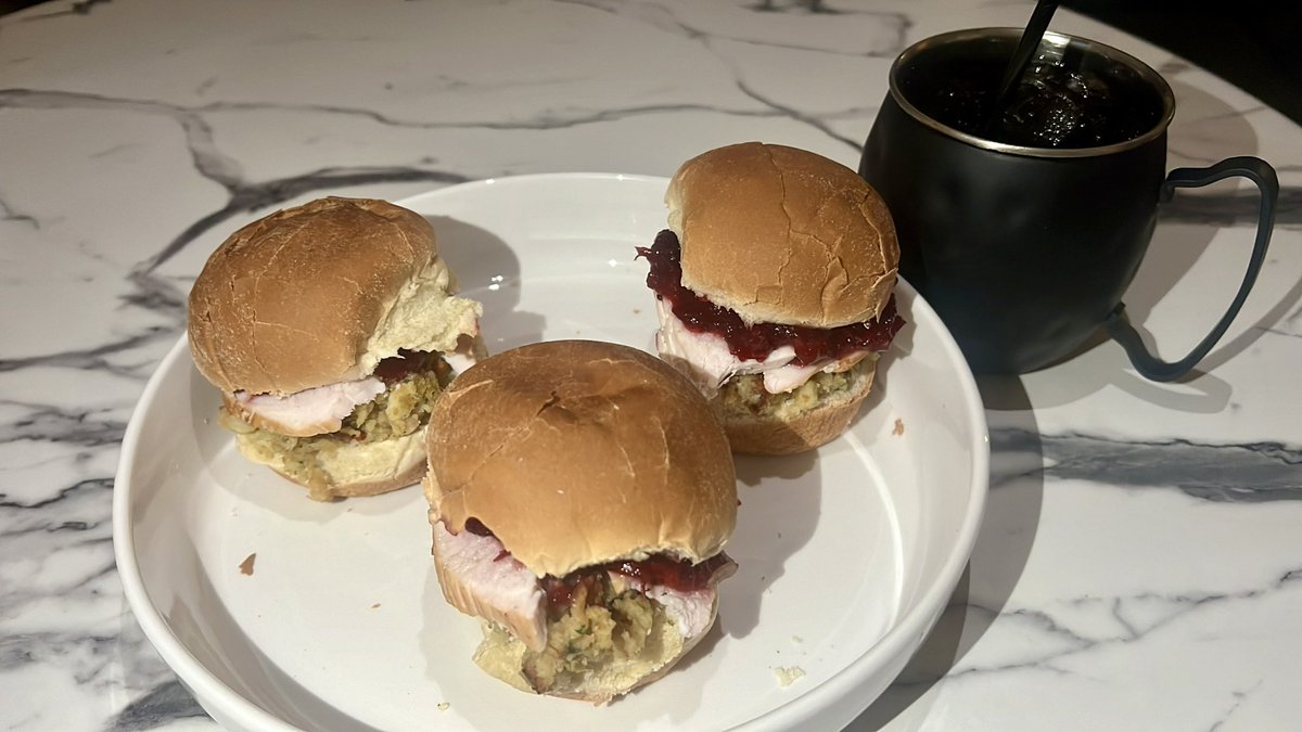 Friendsgiving at Barseo tonight! Come enjoy some delicious thanksgiving sliders and holiday inspired cocktails! We’ll also be playing the thunder game tonight!