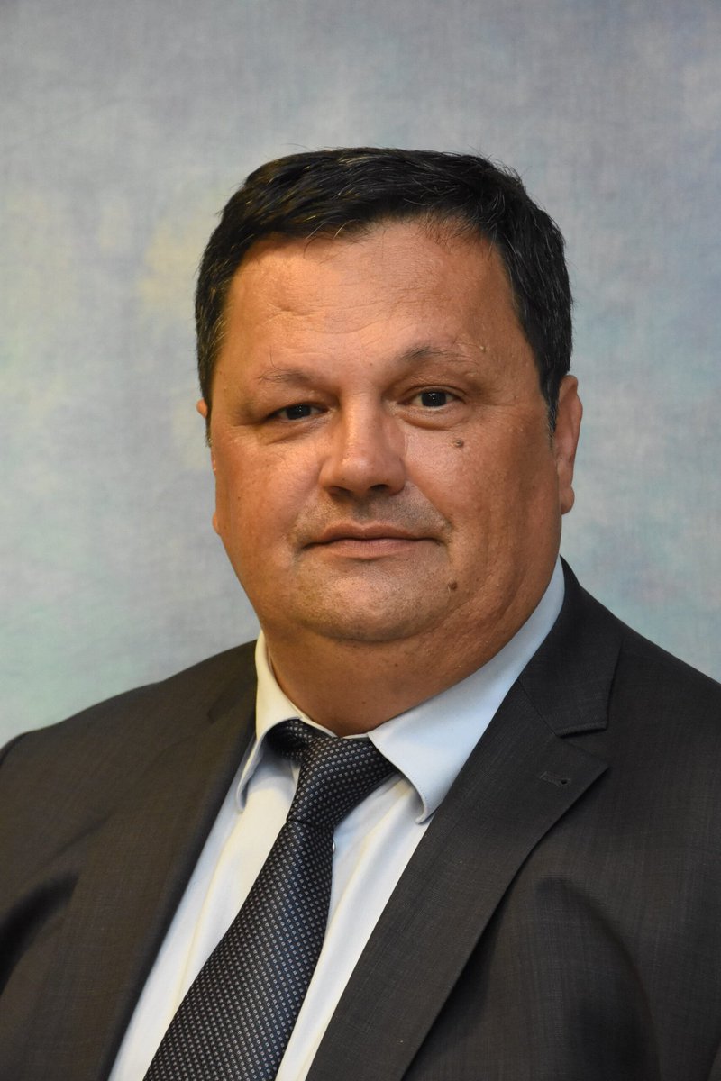 arleta131313's tweet photo. Da li to predsednik opštine Zemun brani Bg@H2O i okružen je kapuljašima? Predsednik opštine Zemun je izbjeglica iz Hrvatske Gavrilo Kovačević koji je izgradio jednu od Šešeljevih kućica u Prvomajskoj koje treba da se ruše 2027, ali menja se urbanistički plan  jer povlašćena sekta https://t.co/B9vxUDVrlP