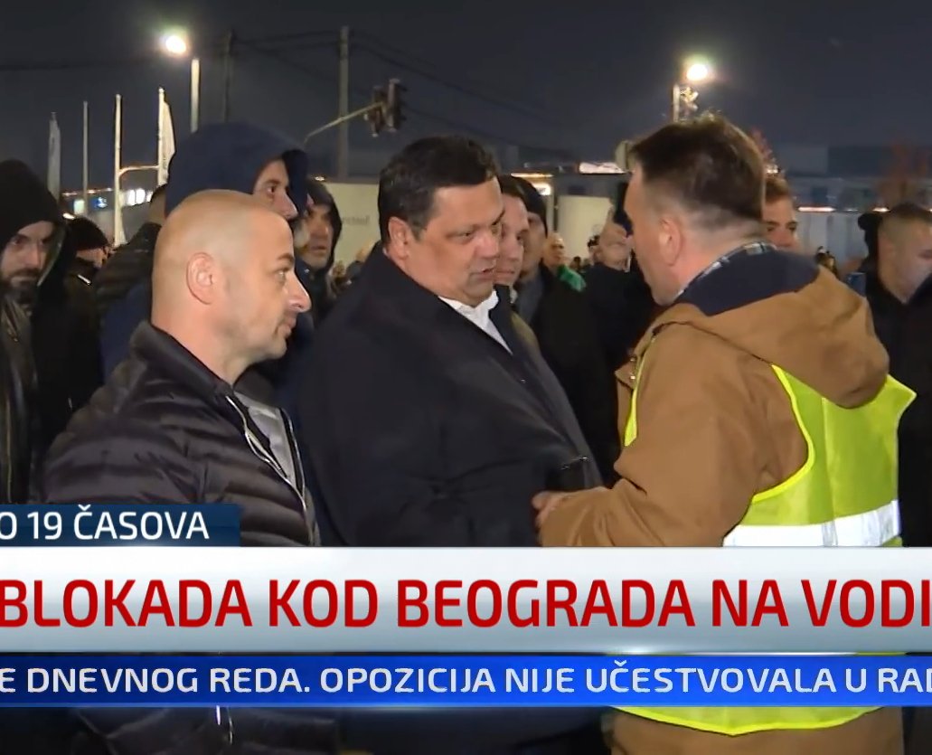 arleta131313's tweet photo. Da li to predsednik opštine Zemun brani Bg@H2O i okružen je kapuljašima? Predsednik opštine Zemun je izbjeglica iz Hrvatske Gavrilo Kovačević koji je izgradio jednu od Šešeljevih kućica u Prvomajskoj koje treba da se ruše 2027, ali menja se urbanistički plan  jer povlašćena sekta https://t.co/B9vxUDVrlP
