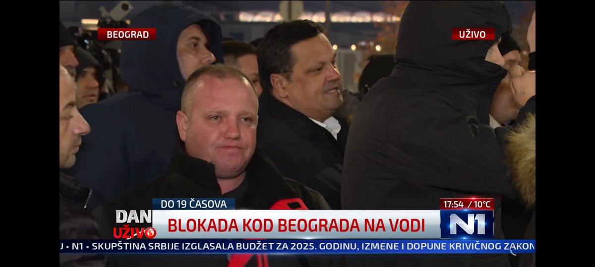 arleta131313's tweet photo. Da li to predsednik opštine Zemun brani Bg@H2O i okružen je kapuljašima? Predsednik opštine Zemun je izbjeglica iz Hrvatske Gavrilo Kovačević koji je izgradio jednu od Šešeljevih kućica u Prvomajskoj koje treba da se ruše 2027, ali menja se urbanistički plan  jer povlašćena sekta https://t.co/B9vxUDVrlP