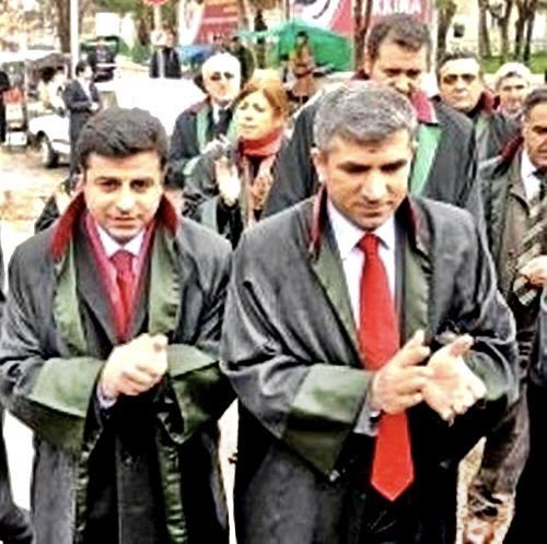 meraldanis's tweet photo. #TahirElçisiz9Yıl
Tahir Elçi için adaleti arayarak geçti! 
Failin bulunmadığı, cezasızlığın meşru görüldüğü bir ortamda Tahir’in davasını karanlık dehlizlerde kaybetmek isteyenler bilsin ki; biz hakikatler ortaya çıkana dek takipçisi olacağız. Tahir’in davası da, üstünü örtmeye çalıştığınız binlerce faili meçhulüm davası da bizim davamızdır!