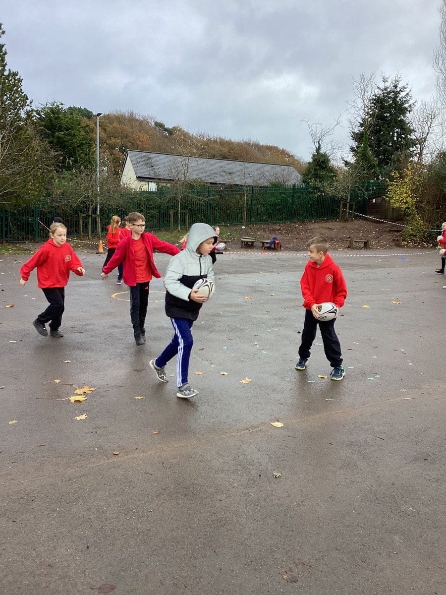 PPSMrsBaxter's tweet photo. Year 5 really enjoyed learning rugby skills with Steve from Dragon rugby. Diolch, Steve. @PentrepoethPrim @Dra_community https://t.co/mC0y50eIJB