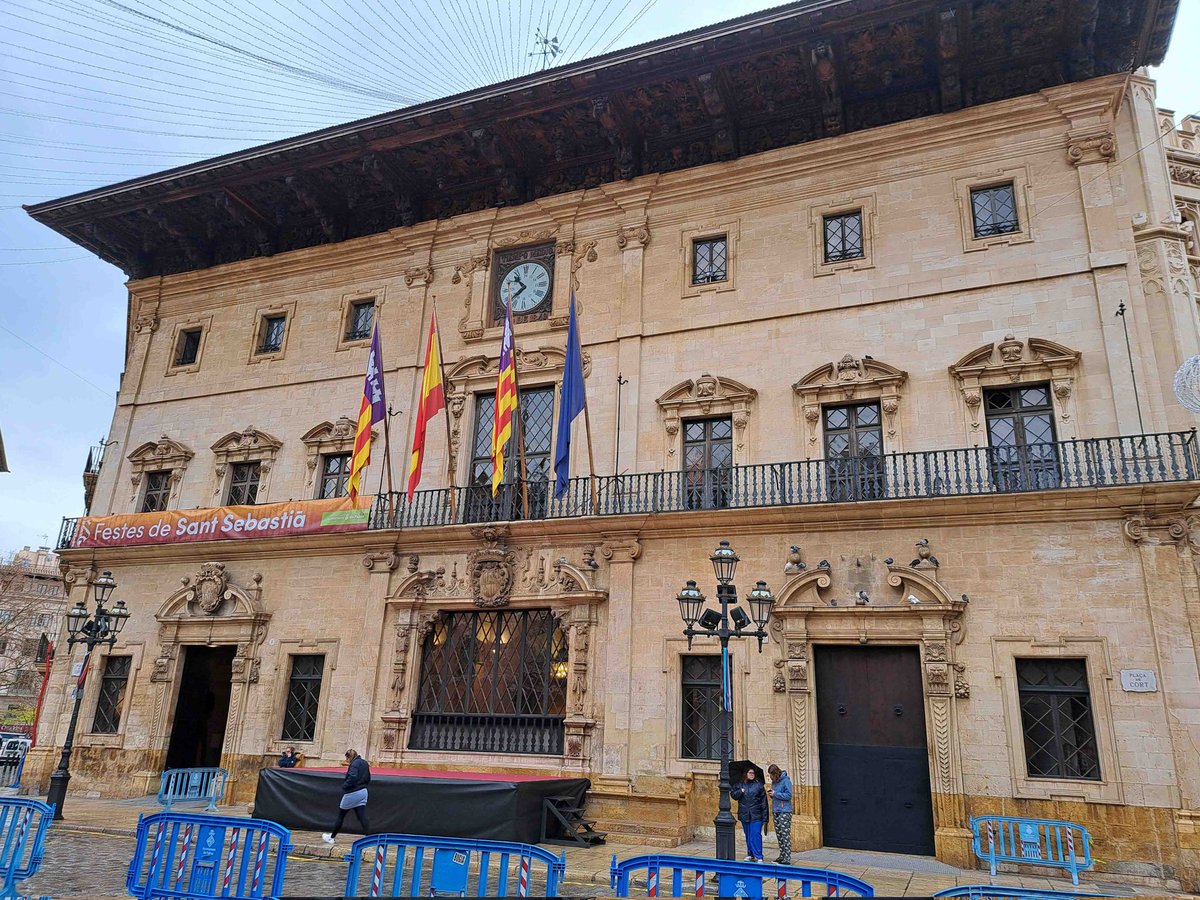 La <a href="/PAH_Mallorca/">PAH Mallorca stop desnonaments</a> al Ple de Cort. Demà intervenim per defensar la participació de les associacions al Ple, i defensar i reclamar mesures urgents per garantir un habitatge digne per tothom <a href="/LA_PAH/">Plataforma de Afectadas por la Hipoteca</a> #LaPAHaCort