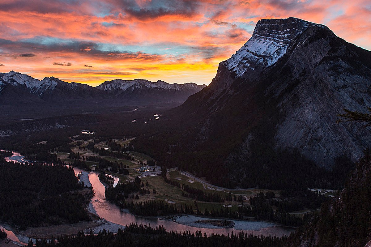 BanffWorldTour's tweet photo. En 1976, un grupo de escaladores creó el Festival de Cine de Montaña de Banff. 🎬 Lo que empezó como un evento de un día, hoy es un fenómeno global. 🌍 Hace 30 años, nació el BCMFF World Tour, llevando cine de montaña a más de 40 países y 550,000 espectadores por todo el mundo. https://t.co/7oC0uJkmaf