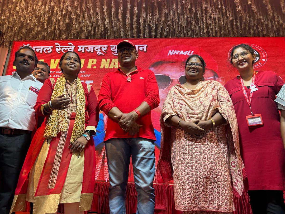 कामरेड लाल सलाम 
आज आदरणीय महामंत्री जी ने पनवेल और SM दादर का मीटिंग करने के बाद दादर रेलवे इंस्टिट्यूट में अपने मुंबई डिवीजन के डीसी मेंबर का मीटिंग खत्म करने के बाद 8:30 बजे शाम को एशिया खंड के सबसे बड़े जुग्गी (झोपड़पट्टी) धारावी पहुंचे वहां पर रेलवे कर्मचारी और उनके परिवार