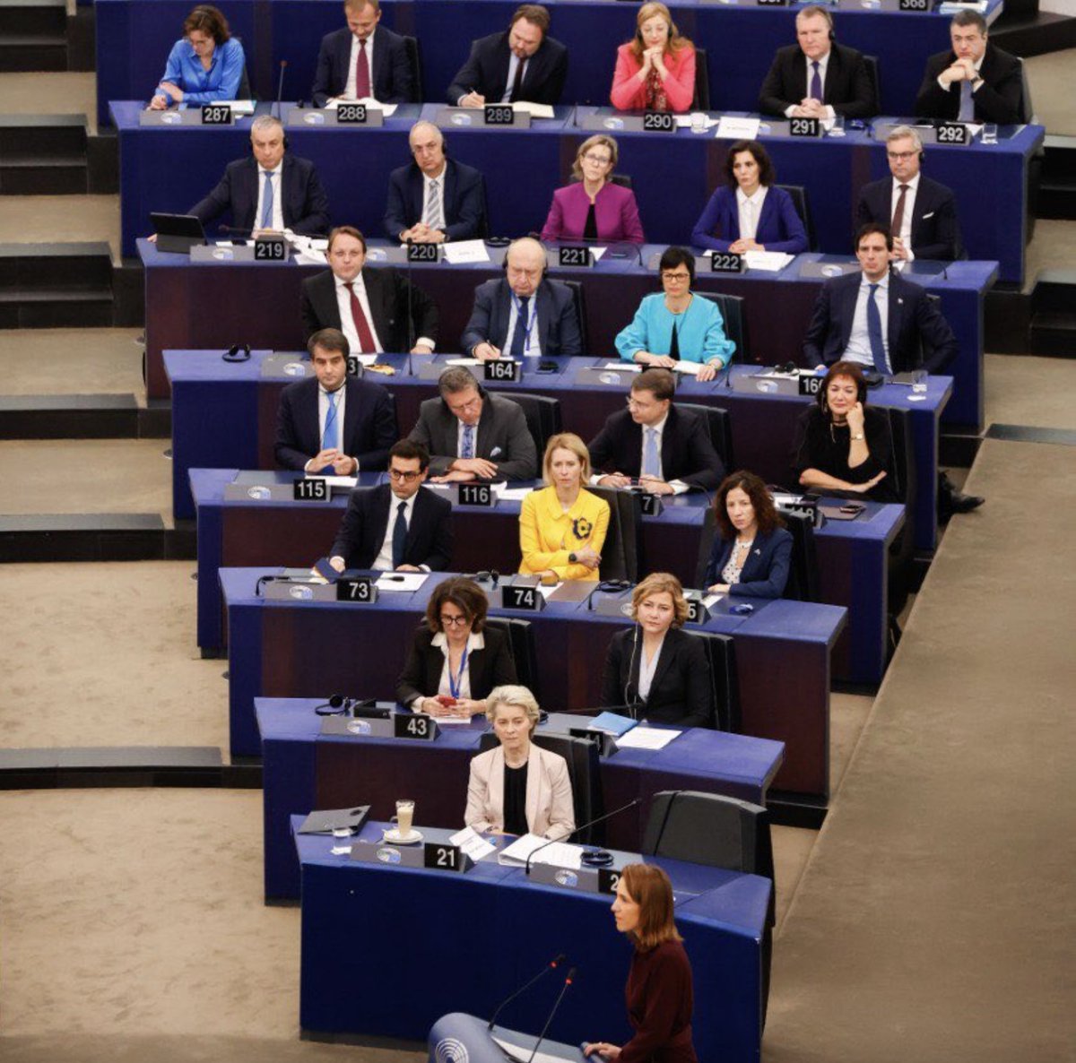 Mit 52 % der abgegebenen Stimmen ist vonderLeyens Kommission heute vom EU-Parlament „bestätigt“ worden - das ist das schlechteste Ergebnis seit (mind.) 300 Jahren.

Zu verdanken ist diese degenerierte Fortschreibung des Status Quo, die sich längst in seine gefährliche
