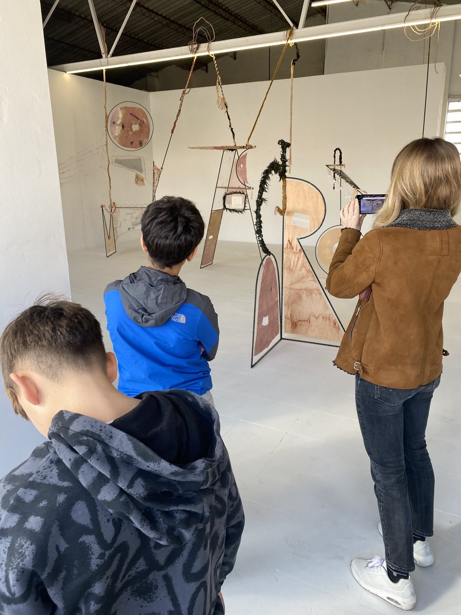 art_educ's tweet photo. Avui hem estat a la Galeria d’art L21 #L’H amb el grup de #creadors de #1rESO per visitar l’obra de l’artista #MarcBadia, qui està fent la Residència a @inspuigvert #CreadorsEnResidència. Aprofitant la sortida vam visitar altres galeries: #ElSieloInternacional #AnaMasProjects https://t.co/sJZ87V0FSy
