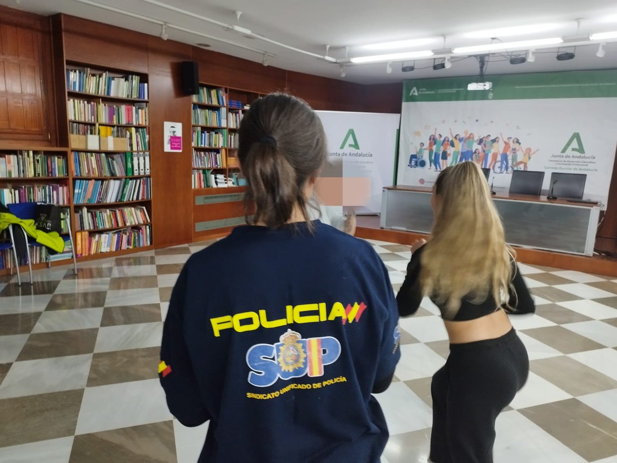SUPGRANADA's tweet photo. Curso número 101 en defensa personal impartido  por nuestros afiliados  Jorge Martínez y Vanessa  de la Morena  en #Granada  para  colectivos de riesgo. Todos ellos de manera desinteresada. Nos hacéis sentir muy orgullosos. 
#ViolenciaDeGénero
#SupConLasVíctimas https://t.co/uJeRA67pmJ